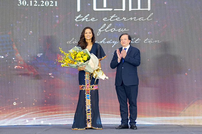 Thứ trưởng Bộ VHTTDL Tạ Quang Đông tặng hoa chúc mừng Hoa hậu H’Hen Niê chính thức trở thành người đại diện hình ảnh của chương trình nghệ thuật “Dòng chảy bất tận” 